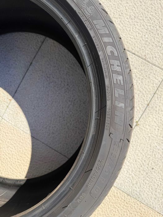 Pneu Michelin 235/40 R19
