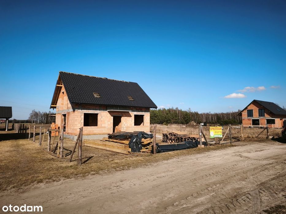Dom w trakcie budowy w sąsiedztwie lasów i Jeziora Ślesińskiego