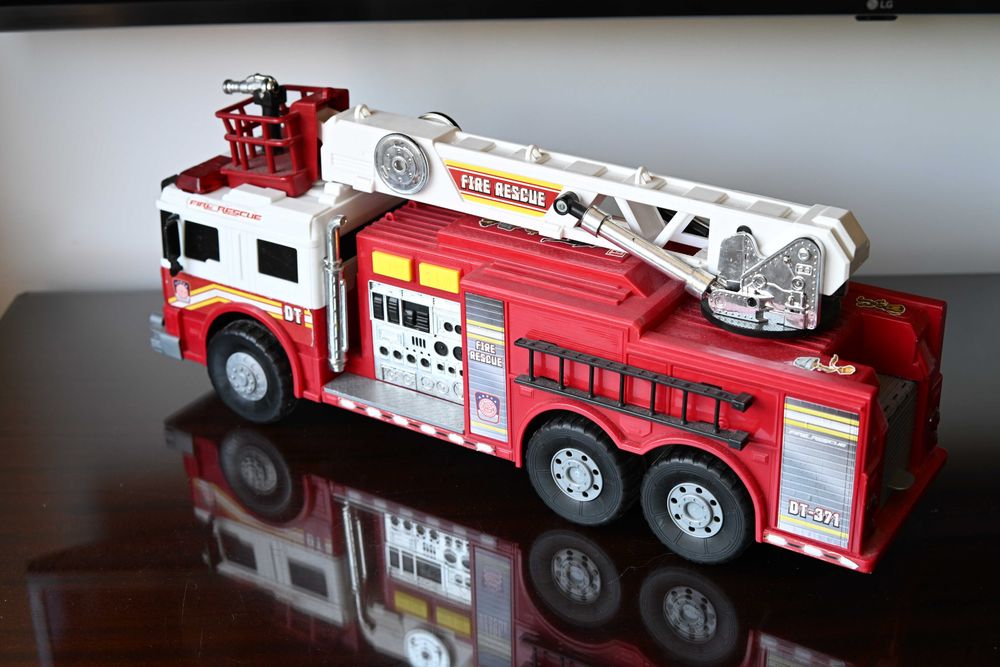 Camião bombeiros 55cm com luzes e som