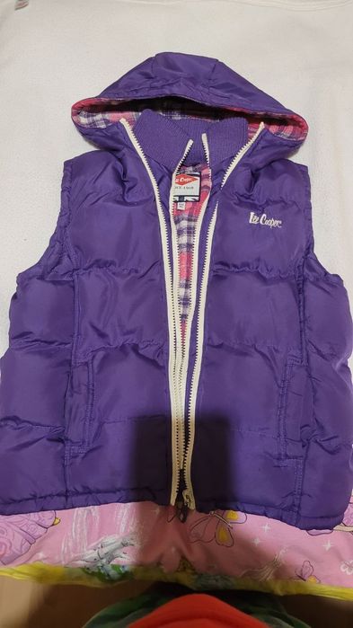 Жилетка для дівчинки 9-11 років,в ідеальному стані.