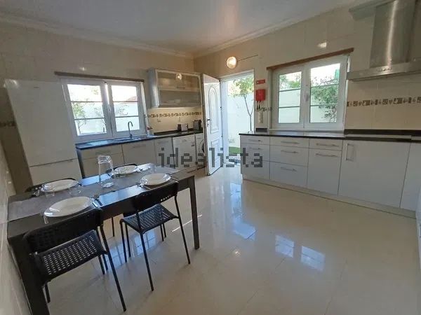 Quarto novo em moradia com jardim | Lisboa Metro da Encarnação | Despesas incluídas