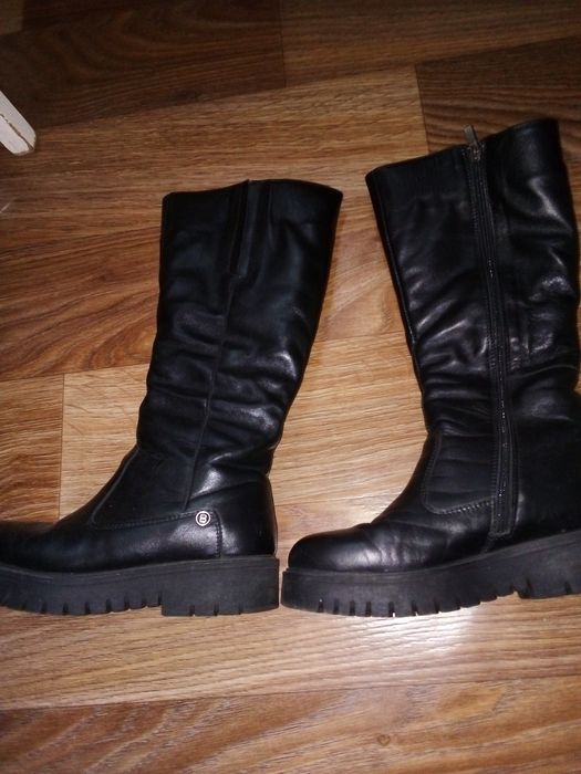 Продам кожані чоботи.