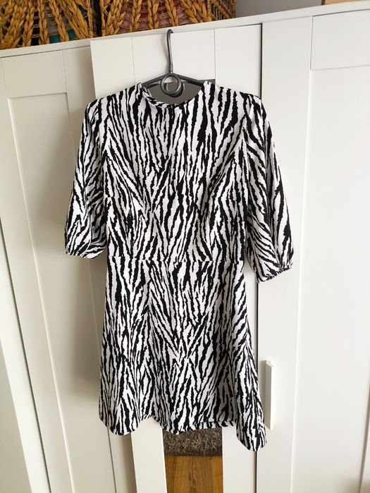 Sukienka trapezowa  zebra z wycięciem L 40