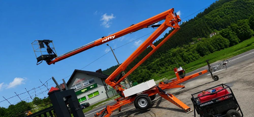 Nifty 170 HAC Zwyżka koszowa 17 metrów Podnośnik. jak Nowa z salonu 2015rok. PRĄD 230v. 4 sekcje sterowania na dole Nowy model! Z komuny Norweskiej. Używana była 1 raz do roku. Serwisowana w DEKRA do końca OKAZJA. Zwyżka Obrotowa. Poziomowanie kosza. Pełn