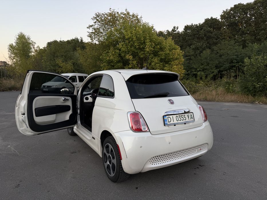 Машина Fiat 500e 2016