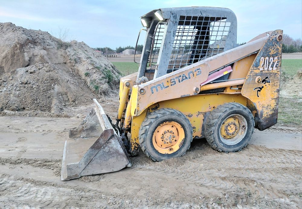 MUSTANG 2022 Miniładowarka Bobcat mini koparko ładowarka Cat 2000kg. 125cm.