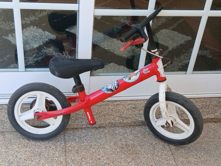 Vendo BICICLETA sem PEDAIS em metal a funcionar bem. Possibilidade de entrega