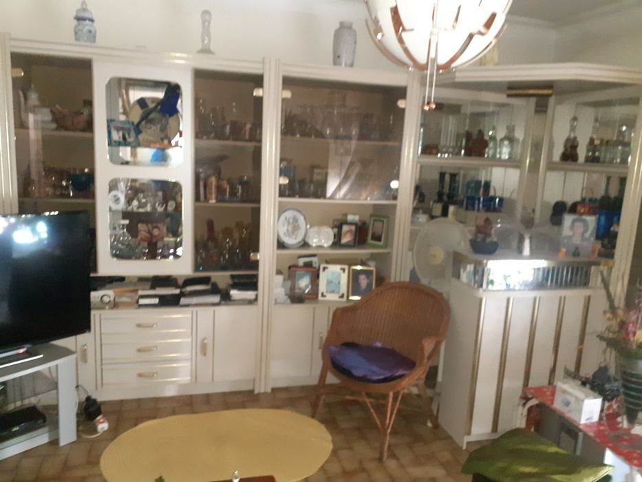 Móveis e motas entre outras coisas de interiores de casa