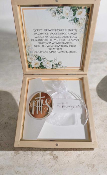 Komunia święta pamiątka, kartka, drewniane pudełko, szkatułka