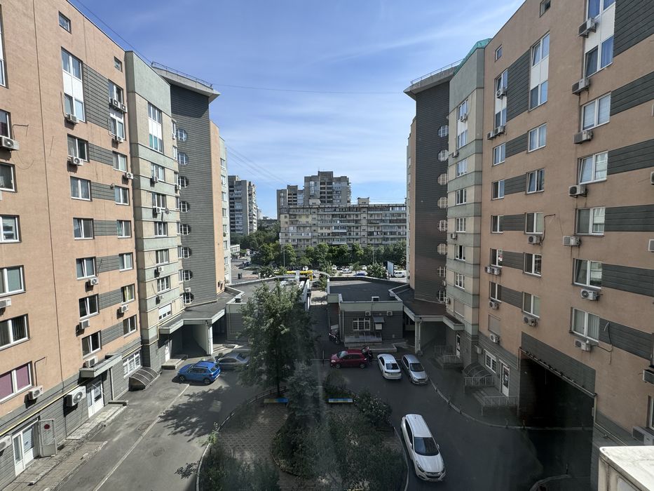 метро Лівобережна Раїси Окіпної 4. Кухня студия 35м2 та 2 окремі кімнати, 2 санвузли та Газова плита.