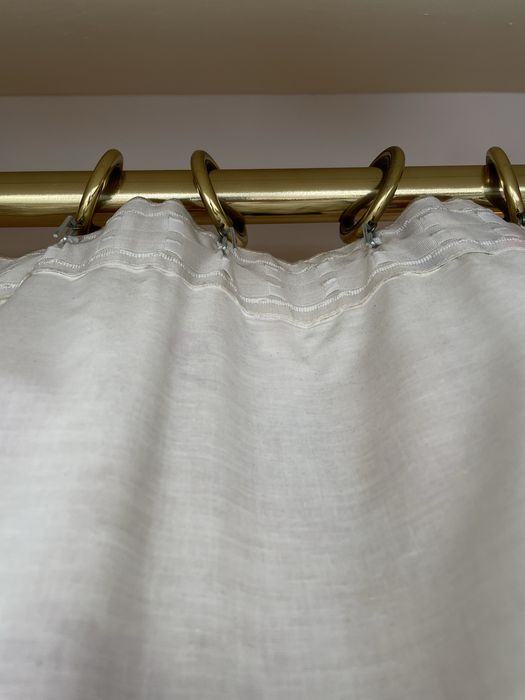 Cortinado com tecido floral estampado, com varão em latão