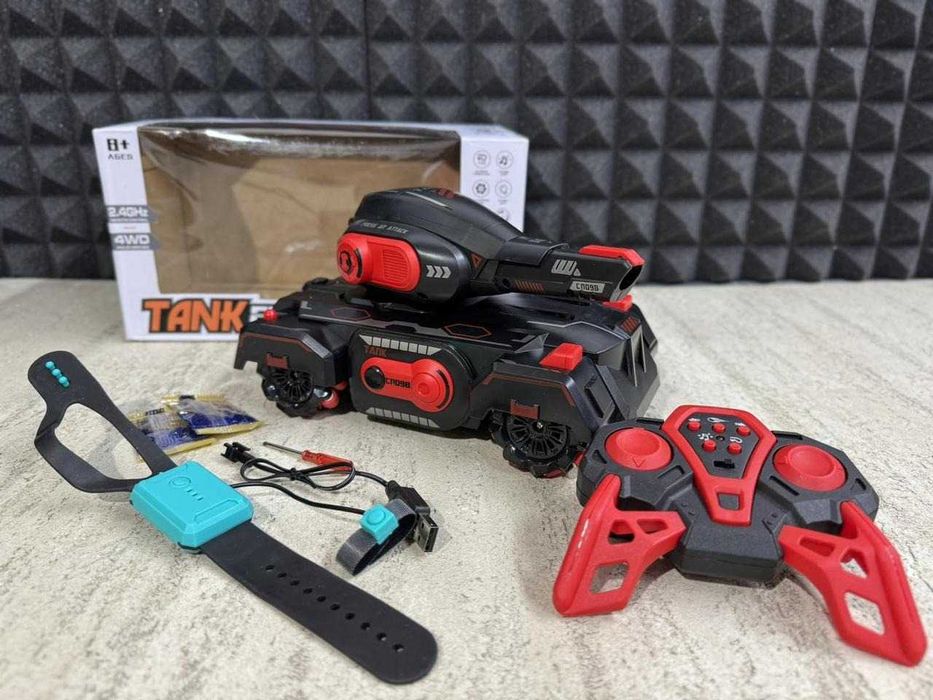 Танк на радиоуправлении с пультом и браслетом