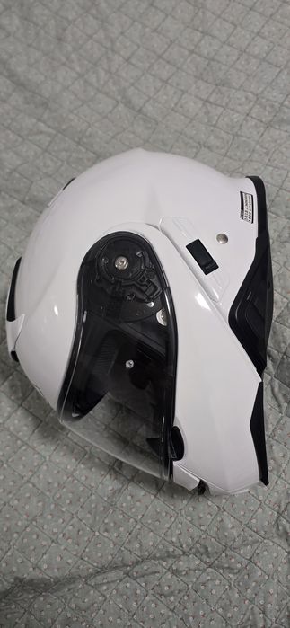 Capacete shoei com Bluetooth integrado.