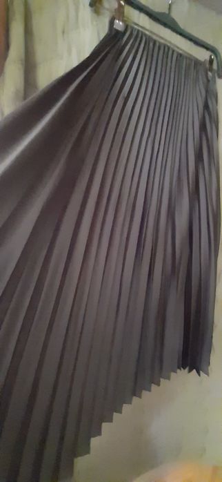 Plisowana spódnica z satynowej tkaniny