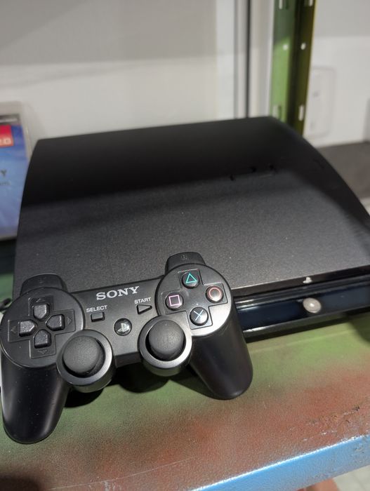 Consola PS3 + 1 jogo + 1 comando