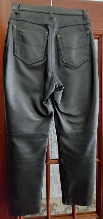 Calças em pele genuína de cor preta da Casa das Peles
