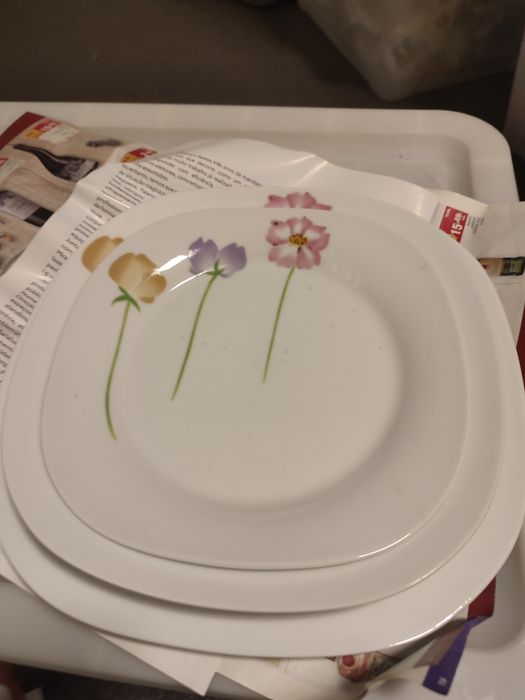 Conjunto de pratos e chá