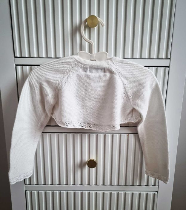 Białe krótkie bolerko