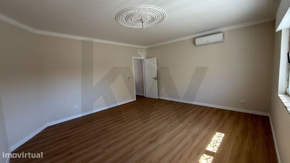 Moradia T5 Renovada com Terraço, Garagem e Espaço Exterior | Belverde,
