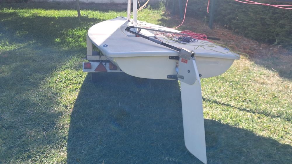 Vende-se barco à vela Laser