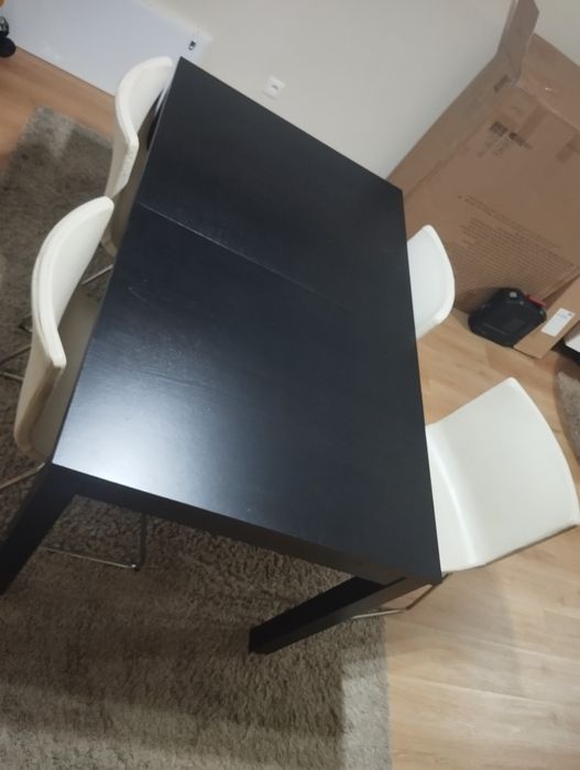 Mesa de jantar com cadeiras em pele .