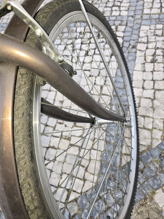 Bicicleta nova, com cesto e porta malas, mudanças de punho.
