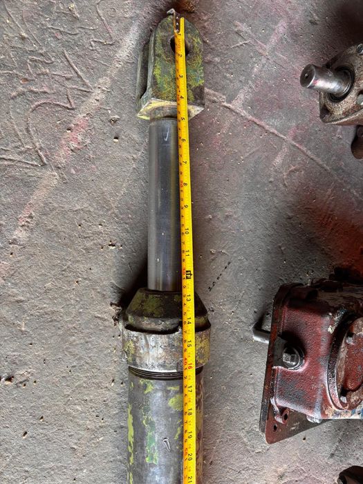 Przekładnia kątowa . Siłownik