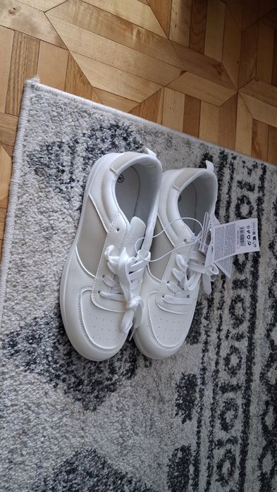 Białe sneakersy pepco