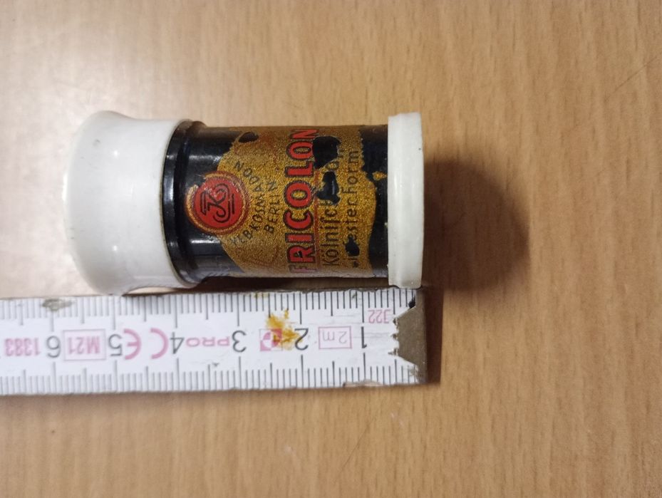 Kolekcjonerski pojemnik po wodzie kolońskiej