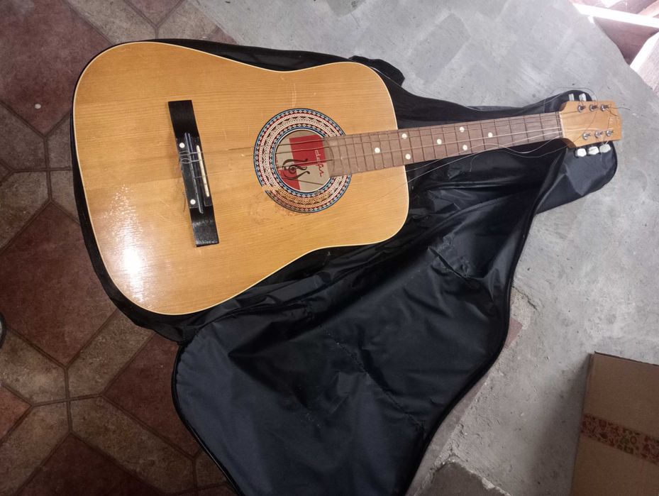 Gitara akustyczna z futerałem