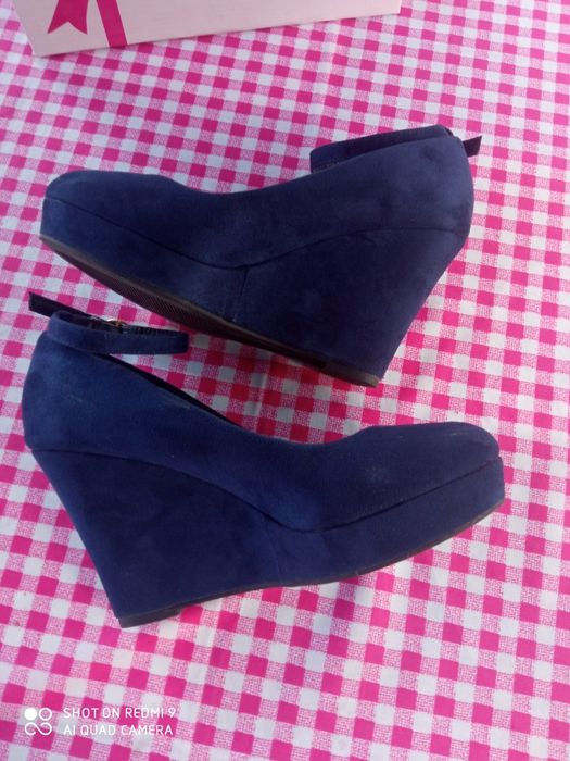 Zamszowe półbuty na koturnie.