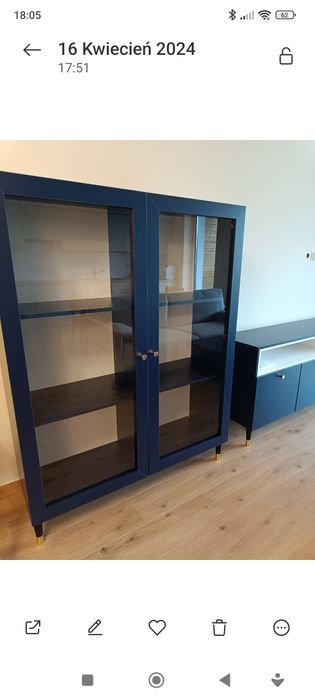 Zestaw witryna, komoda i stolik, meble Includo granatowe, rok 2024