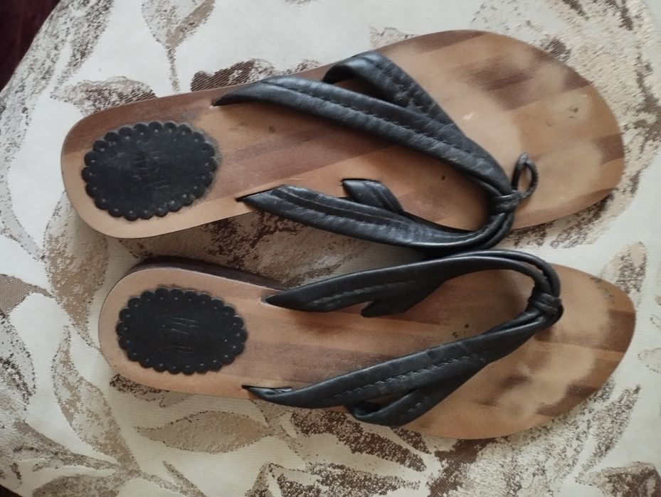 Шльопки шкіряні 39 розмір