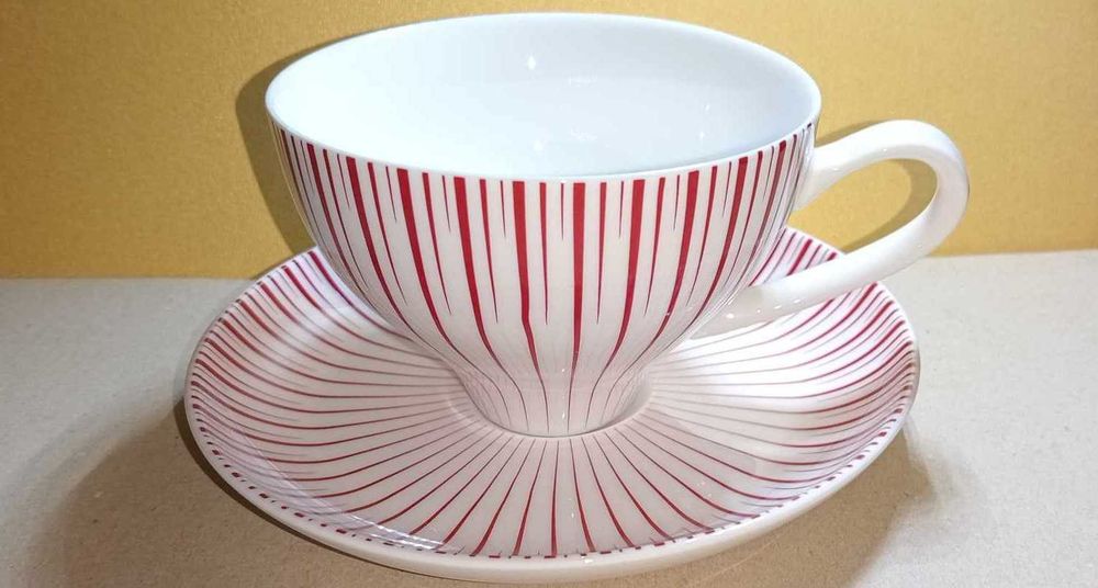 Porcelanowa filiżanka ze spodkiem sygnowana Duo pasiasta i zgrabna