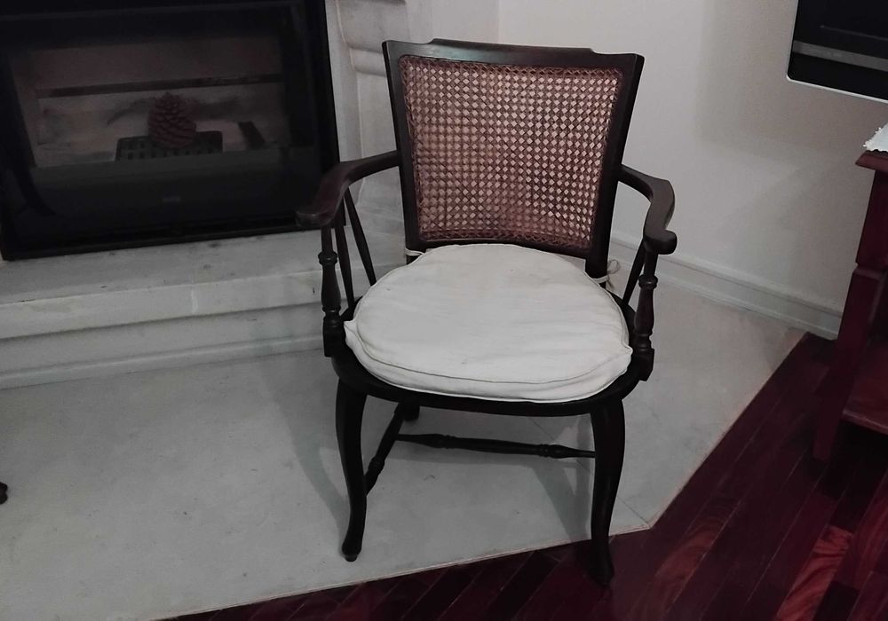 Cadeira de braços antiga de madeira e palhinha