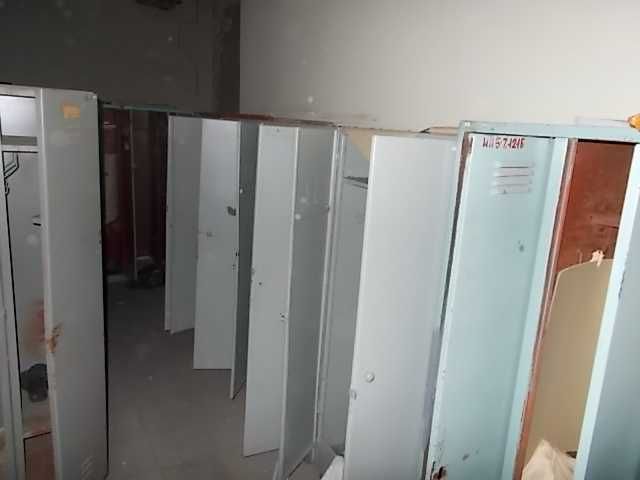 Шафа металева дводверна для робочого одягу.