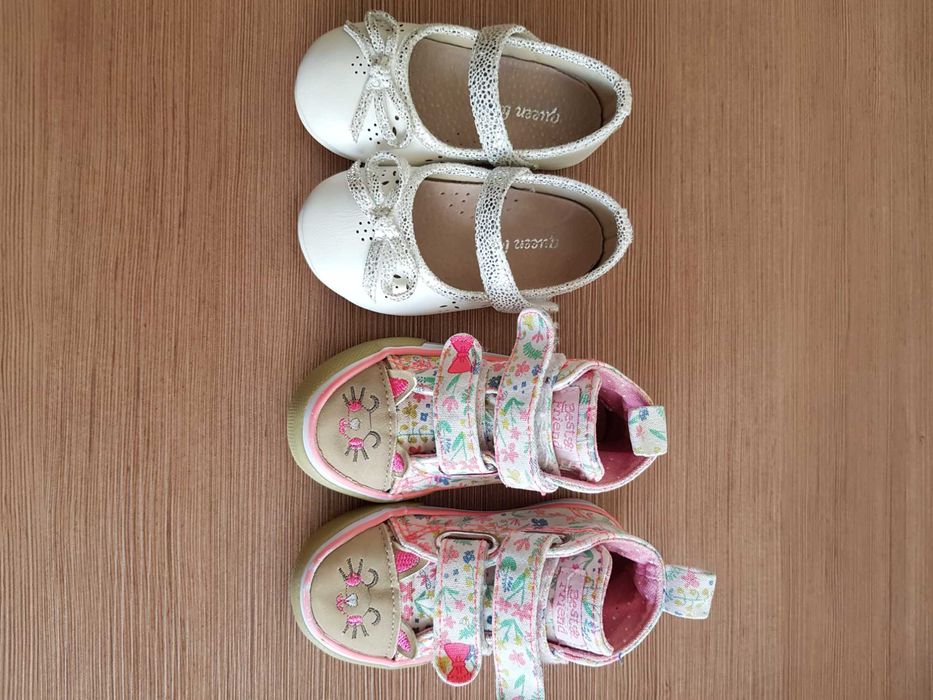 Białe buciki, trampki