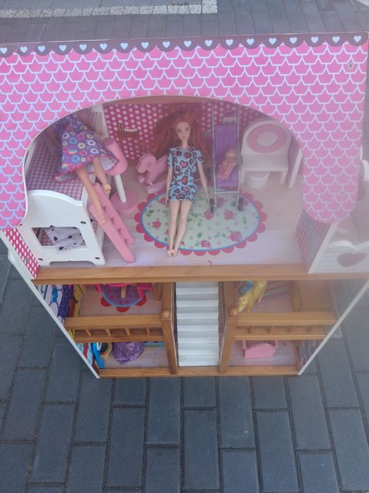 Duży domek dla lalek plus lalki