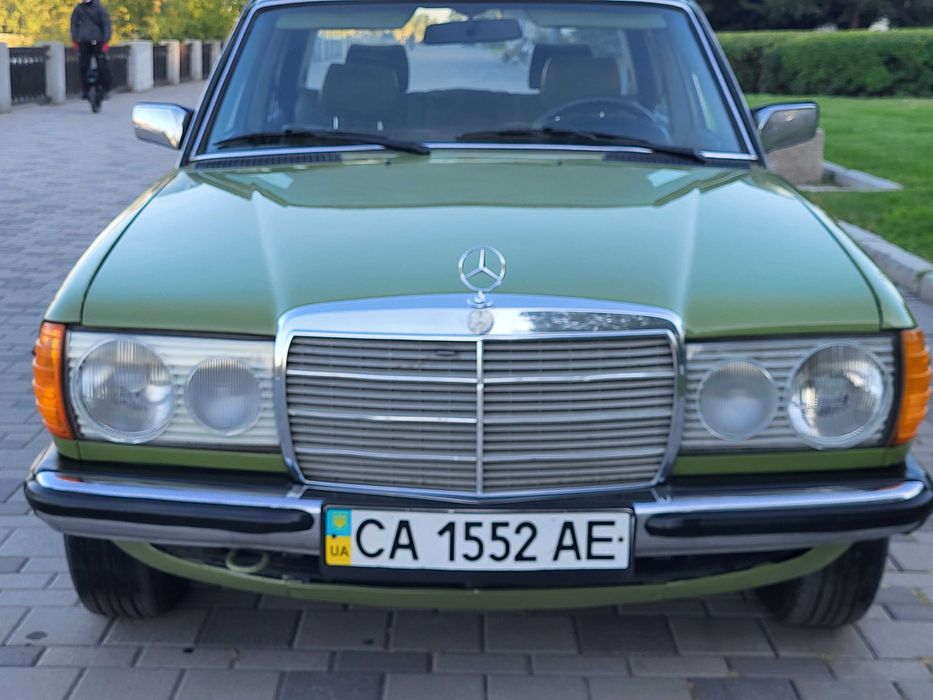 Mercedes-123  Classic  Old Car