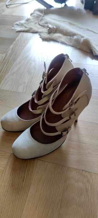 Jasne skórzane szpilki zapianane na paski 39