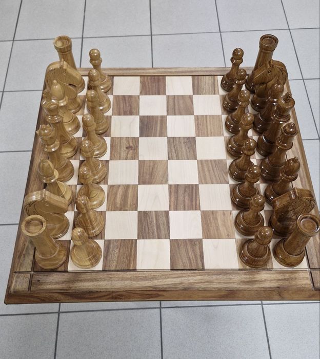 Шаховий стіл з фігурами (шахи, шахматы).