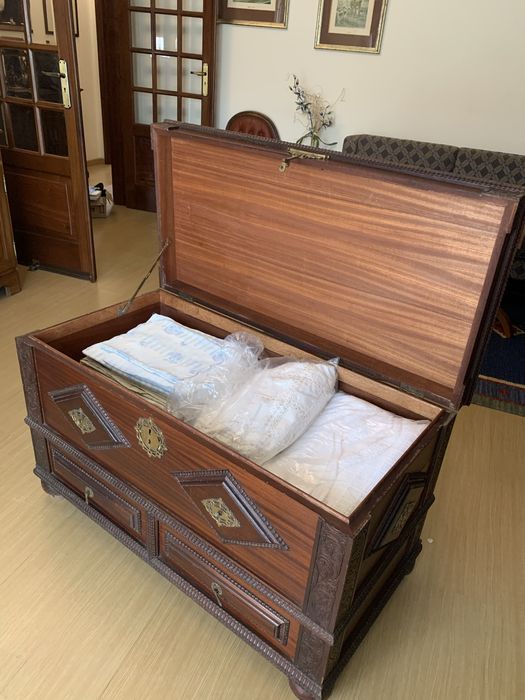 Arca de arrumação antiga em madeira