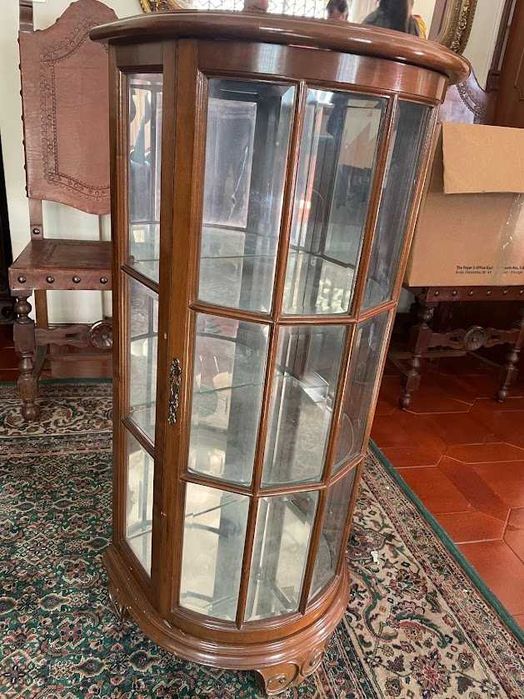 Vitrine com porta com vidros biselados.