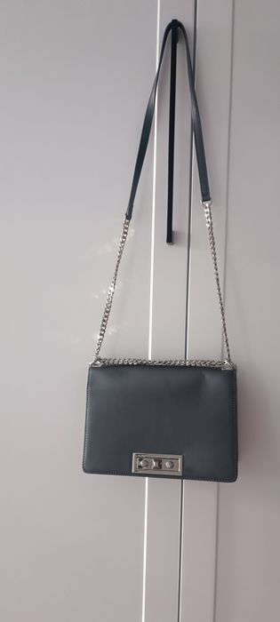 Skórzana torebka Gino Rossi na łańcuszku