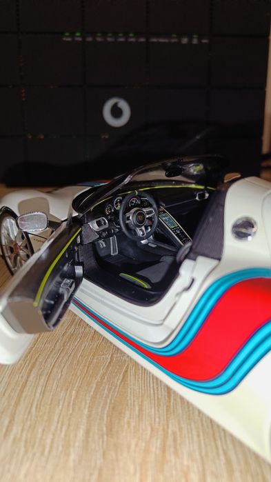 Porsche 918 Spyder "Martini" (1:18) - Minichamps