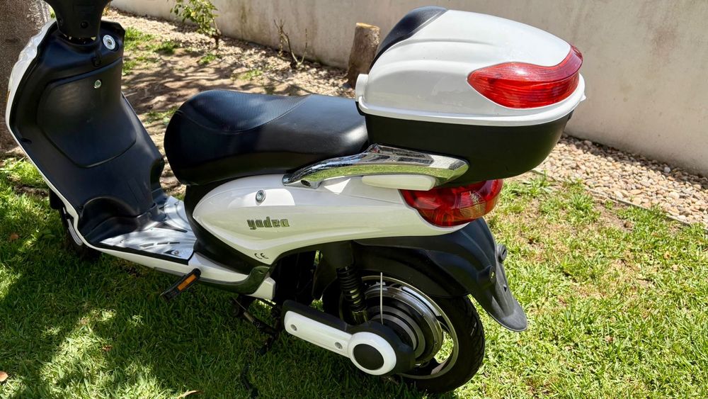 Bicicleta elétrica Yadea em excelente estado de conservação