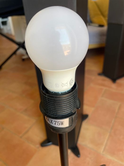 Lâmpada Ikea com lâmpada funcionando e interruptor de pé em bom estado