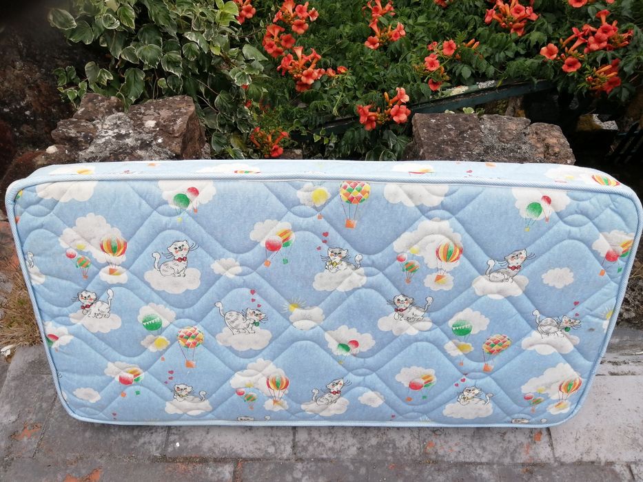 BERÇO /Cama infantil de grades. Com colchão de 120x60cm. SEM estrado.