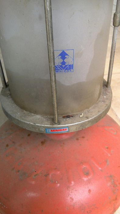 Petro max usado como lamparina.