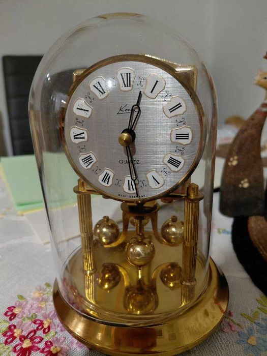 Вінтажний кварцовий годинник Kern з обертовим маятником